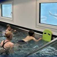 Kinder in einem mobilen Schwimmbad